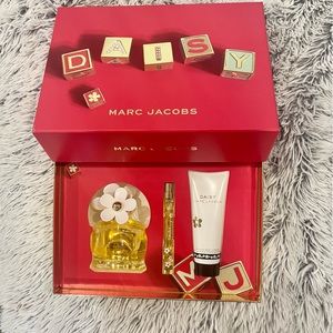 Marc Jacobs Daisy set with Eau DE Toilette spray, travel size & body lotion